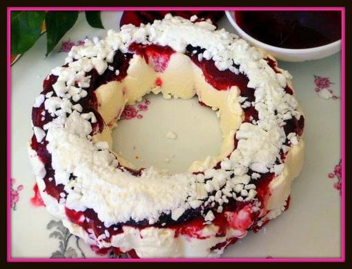 Un délicieux vacherin au cassis meringué