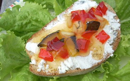 Tartine de chèvre frais et confiture courgettes-poivrons