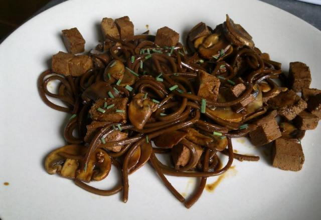 Nouilles au sarrasin, champignons et tofu à la sauce soja au champignon