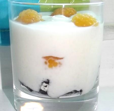 Verrine de fromage blanc à la violette et ses framboises jaunes