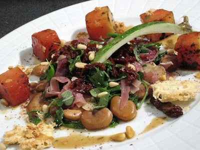 Salade tiède et croquante de fèves et de pastèque au sumac