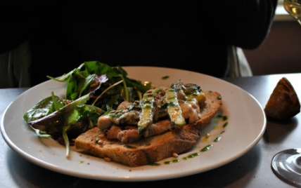 Toast printanier au ris de veau et mesclun