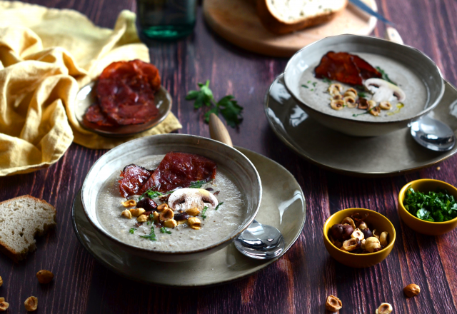 Velouté de champignons à la moutarde, bacon et noisettes