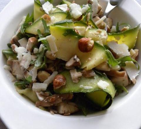 Tagliatelles de courgettes aux champignons, roquette, noisettes et parmesan