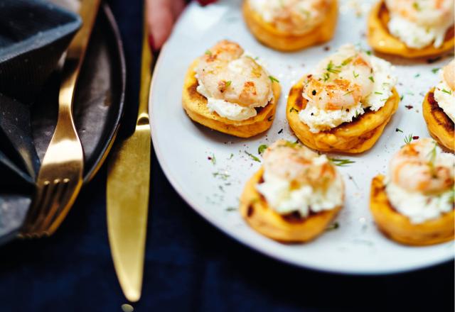 Mini-pancakes de patate douce, langoustine et crème fouettée à la cardamome