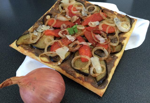 Tarte fine au confit d'oignons Roscoff et légumes du soleil