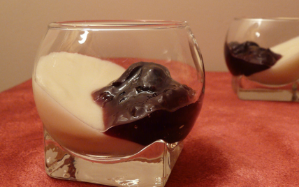 Panna cotta brebis et confiture de cerise noire