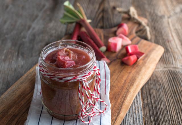 Comment faire une confiture de rhubarbe maison avec un ingrédient spécial pour l’adoucir ?