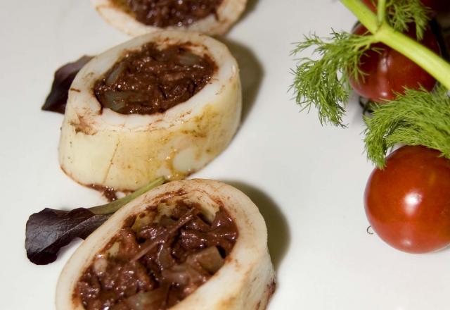 Terre et mer : calmars farcis au boudin noir.