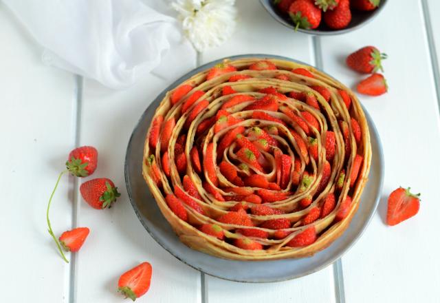 Gâteau en rose de crêpes aux fraises