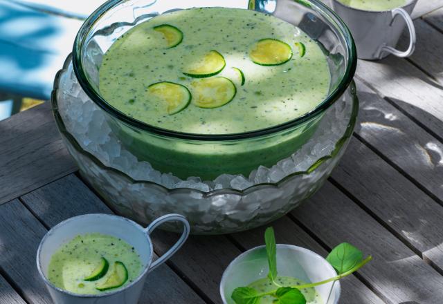 Découvrez la recette rafraîchissante de velouté de courgettes, poivron vert et gingembre de cette cheffe renommée