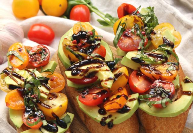 Bruschetta avocat, tomates et réduction de balsamique