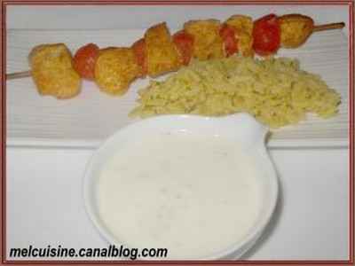 Brochettes de poulet tandoori et sauce au yaourt + riz complet au curcuma