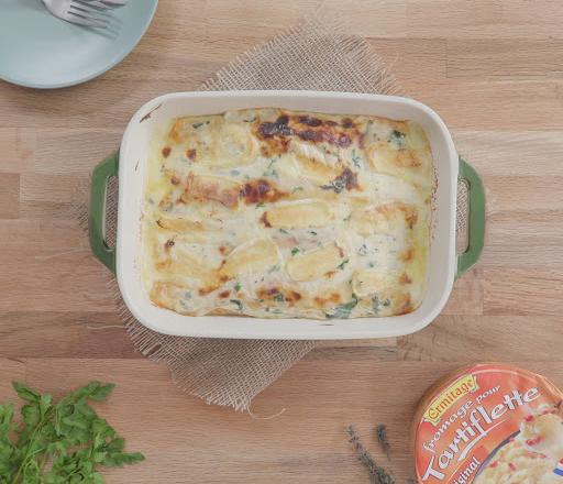 Gratin de crêpes au fromage à tartiflette, saumon fumé et herbes