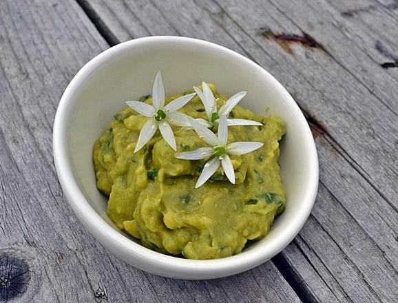 Ail des ours : gressins, guacamole et mini foccacia