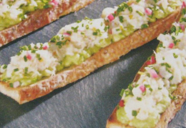 Tartines au carré frais, crabe, avocat et cornichon