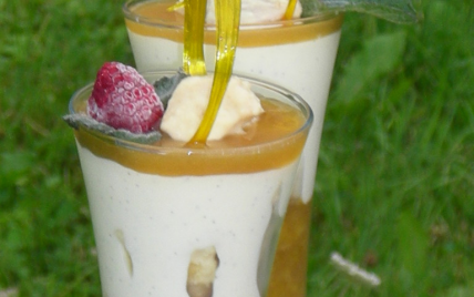 Verrine de reine claude, mousse à la vanille et crumble au chocolat blanc