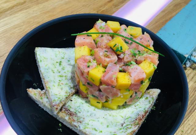 Tartare de saumon fumé à la mangue et toasts au beurre de citron vert