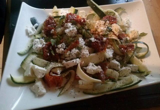 Tagliatelles courgettes, pignons, tomates séchées et feta