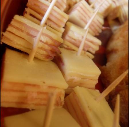 Bouchées de mille-feuille au fromage et au jambon cru