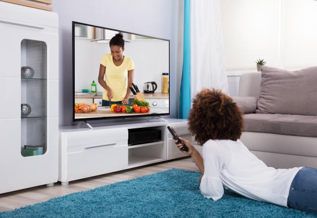 Goûter les plats dans votre télé ? C’est possible grâce à ce téléviseur à lécher !