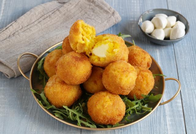 Croquettes de riz au safran farcies de billes de mozzarella (Arancini)