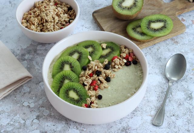 Smoothie bowl au Kiwi de l'Adour IGP, lait de coco et céréales