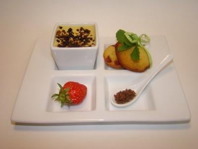 Petite crème brûlée rhubarbe et sucre Muscovado, mini madeleines aux fraises séchées