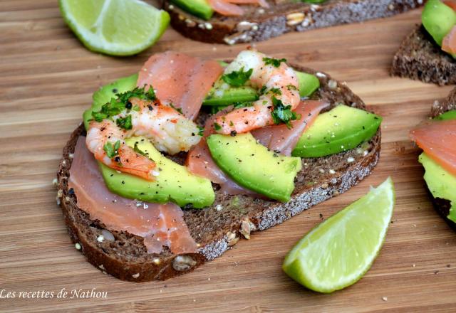 Tartines au saumon fumé, avocat mariné au citron vert et crevettes persillées