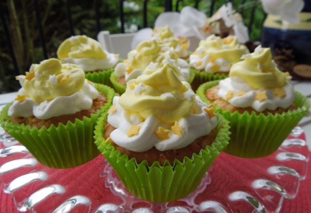 Cupcakes aux pommes et cerneaux de noix avec son topping crème chantilly arôme de pomme