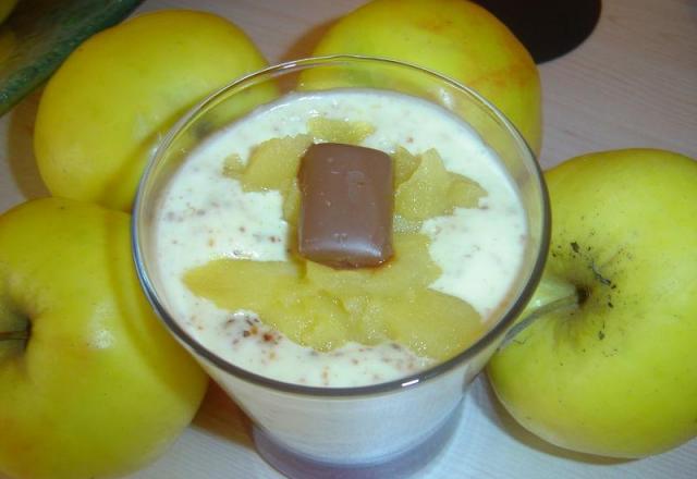 Verrines de compote de pommes au miel, créme aux éclats de daims