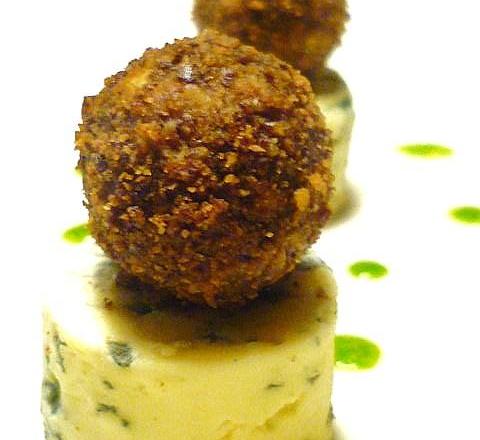 Canapé vertical à la fourme d'Ambert et au krispy praliné aux noix