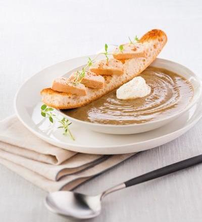 Soupe de lentilles, tartine de foie gras et crème à la muscade