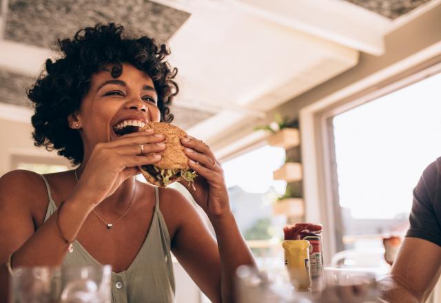 Voici 5 bonnes raisons de bien mastiquer quand on mange selon cette diététicienne