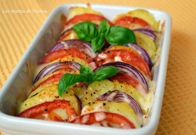 Tian de pommes de terre, tomates et oignons rouges à la mozzarella