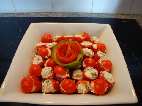 Tomates cerises farcies à la ciboulette et à l'échalote