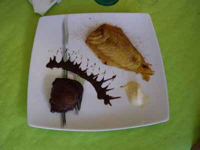 Muffin choco fondant, triangle fin aux pommes,quenelle vanille et éclat de chocolat fondu!