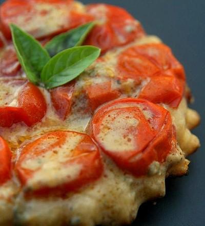 Mini-tatin aux tomates-cerises et au roquefort, soupçon de basilic