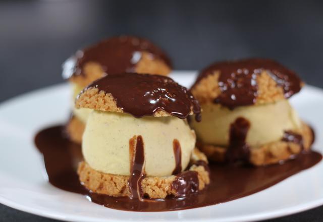 Profiteroles, glace vanille et sauce au chocolat