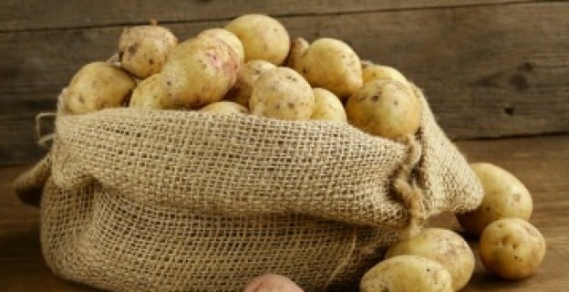 Comment peler une pomme de terre en 5 secondes sans couteau