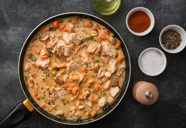 “C’est vraiment le plat de famille, tout le monde adore” : Cyril Lignac partage sa recette de sauté de volaille au paprika