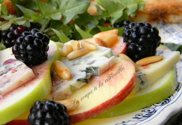 Salade de pommes en duo Fourme d'Ambert et mûres