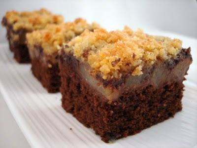 Carrés moelleux choco-poires-ganache, crumble aux amandes