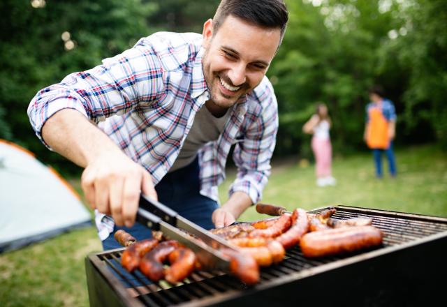 Faut-il piquer ou non les saucisses au barbecue ? Jamy Gourmaud tranche une fois pour toutes la question