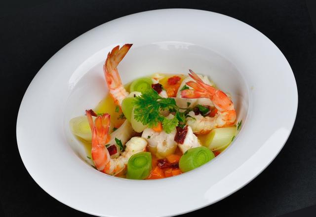 Nage safranée de poisson, crevettes impériales, chorizo et coriandre au bouillon Ariaké