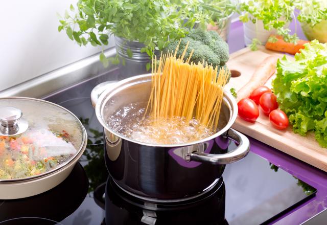 Cette astuce pour éviter que l’eau des pâtes ou du riz déborde fonctionne vraiment, mais à une seule condition !