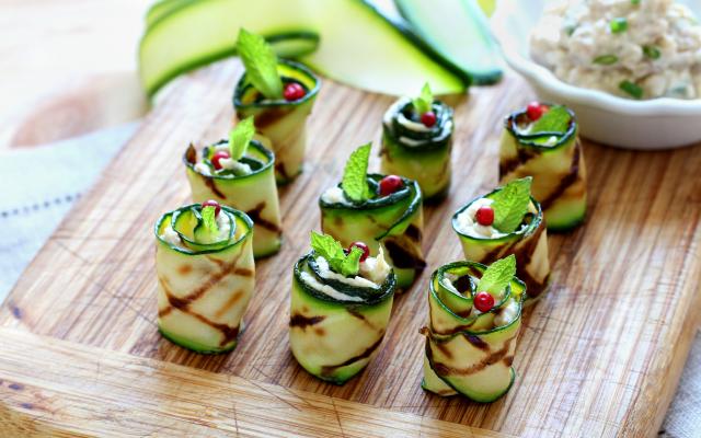 “C'est frais et original pour utiliser des courgettes” : ces petits roulés notés 4.7/5 sur 750g vous promettent des apéros gourmands !