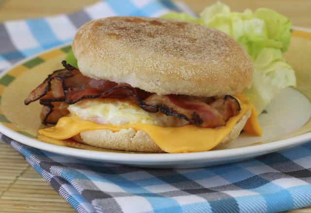 Muffin au bacon, fromage et œuf frit façon Hamburger