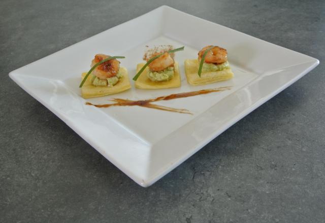 Feuilleté au guacamole et crevettes caramélisées