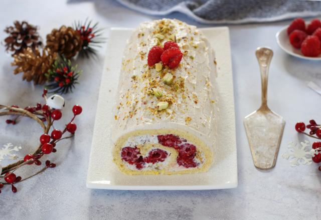 Bûche roulée à la ricotta, framboises et pistaches